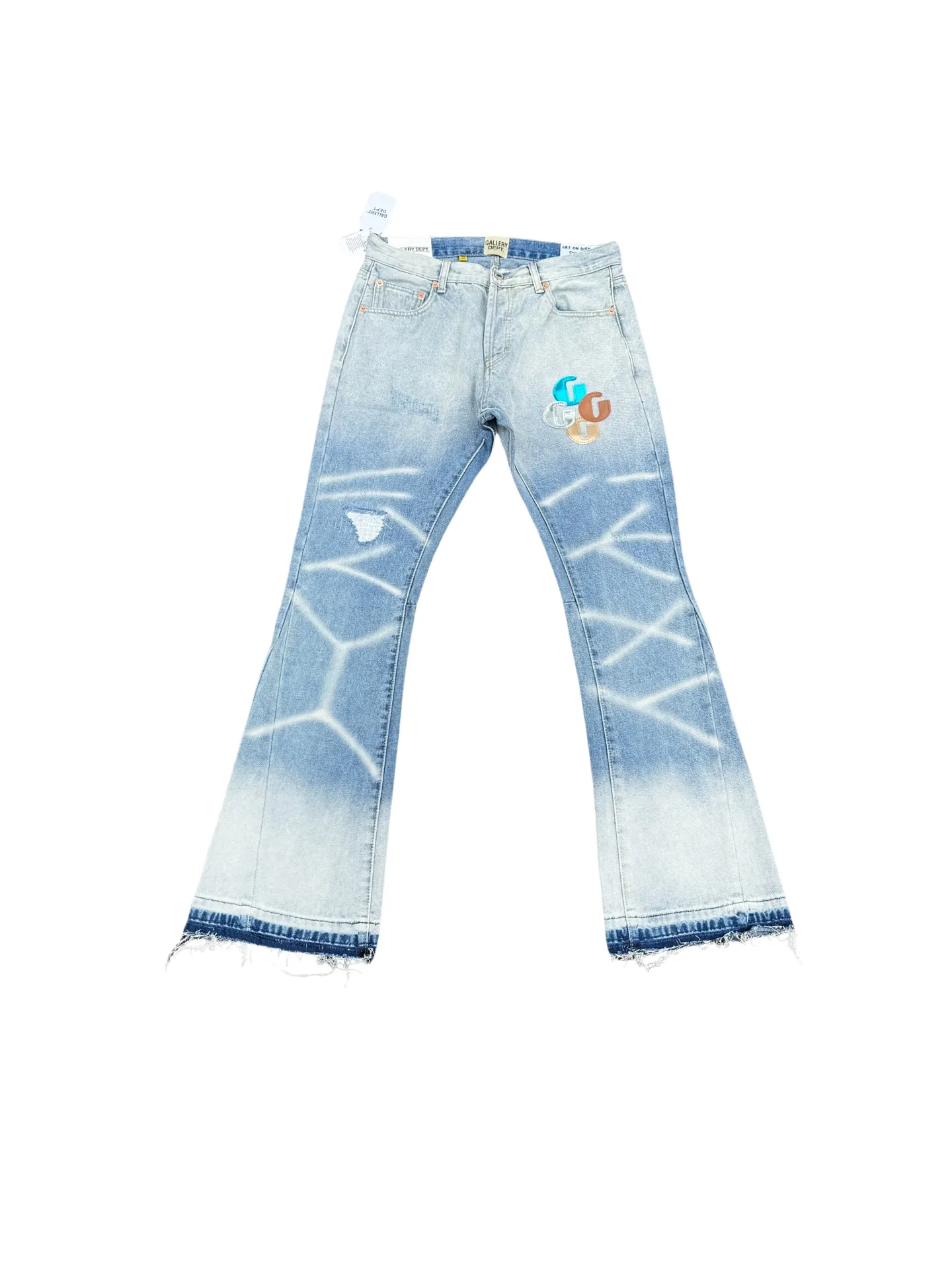 P240💰G66 GALLERY DEPT. Denim spliced ​​with all-over printed leather ripped bell-bottoms, washed and distressed jeans. GALLERY is attracted by these bell-bottoms. Whether it is a reset of Carhartt or Levis, it has created a strong brand style. Since these pants are modified from rare vintage, the production capacity is limited. Therefore, after many icons wore them, these pants were once hard to find. Later, perhaps due to the improvement of GD's business in the past two years and the expansion of production lines, the brand itself lowered the price, so I can't wait any longer for these pants this year and will definitely buy them. During the process of the denim washing plant, the owner of the washing plant helped introduce a boss who had worked for Levi's foundry and started his own business. This also paved the way for the following styles. Therefore, Levi's remodeled single product for the base plate is really familiar. Whether it is the fabrics supplied or the lathes used in production, there is nothing to choose from. -Color: blue -Size: S-XXL (corresponding to 28-36)